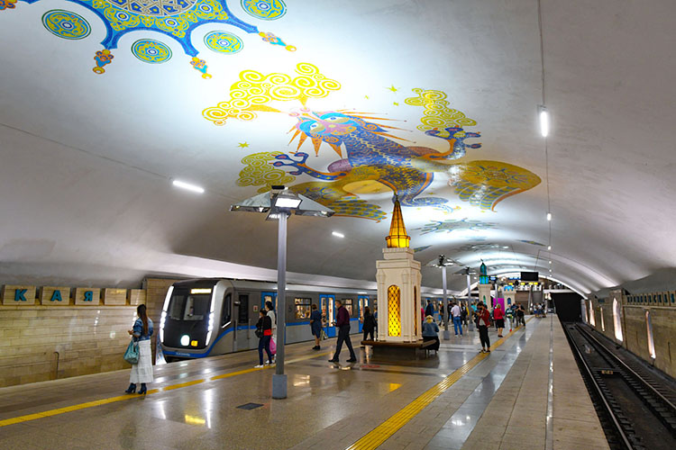 МУП «Метроэлектротранс» включило новую художественно-архитектурную подсветку станций метро «Кремлевская» и «Площадь Габдуллы Тукая». Полумрак ради экономии напрягал людей, и от него решили избавиться. На работу ушел месяц