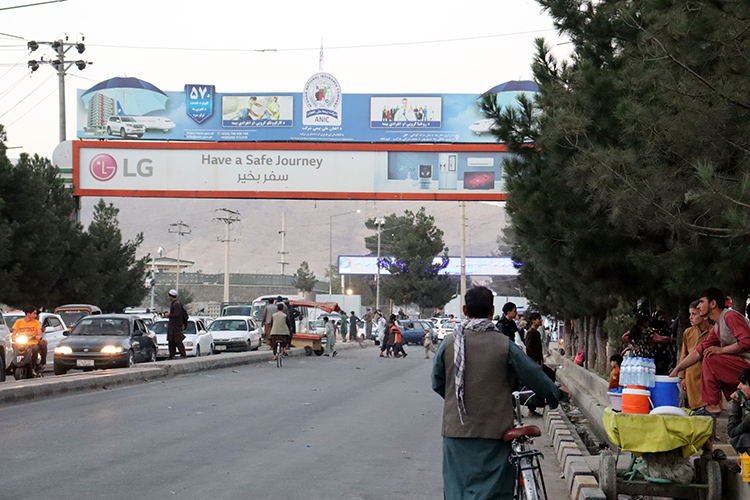 Аэропорт Кабула — единственное место, откуда можно улететь из Афганистана после захвата власти талибами, там постоянно находятся тысячи человек, стремящихся покинуть страну. Его террористы и выбрали своей мишенью