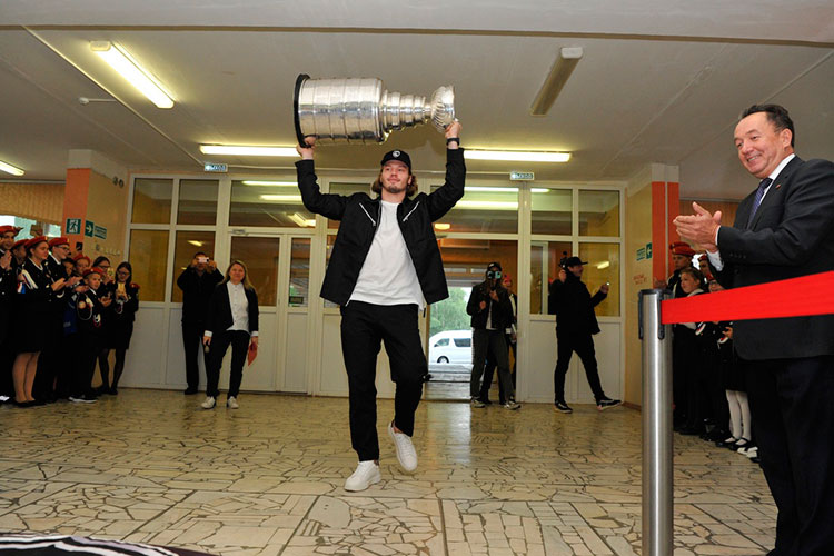 «Мальчишка из Нижнекамска может стать звездой»: Сергачев привез Кубок Стэнли в родной город