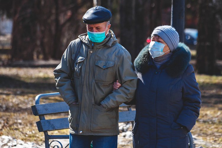 «Главный избиратель «Единой России» — это бедный человек, бесперспективный иждивенец, которому надо все время что-то подкидывать, платить. Он не самостоятелен, но благодаря этой партийной надстройки выживает»