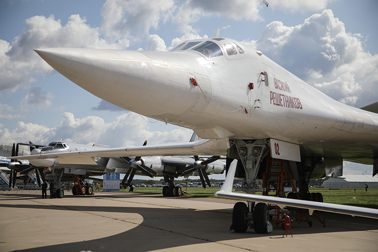 Ту-160 является самым крупным и самым мощным в истории военной авиации сверхзвуковым самолётом и самолётом с изменяемой стреловидностью крыла, а также самым тяжёлым боевым самолётом в мире