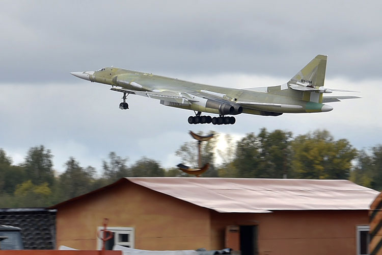 Летная программа была короткой — взлет и несколько проходов Ту-160М, достроенного из советских заделов
