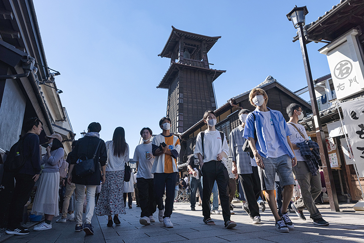 Киото уходит от автомобилей, чтобы стать городом для комфортного пешего движения. По словам мэра древней столицы Японии Дайсаку Кадокава, к 2011 году пространства для машин и пешеходов в городе пришли к дисбалансу. В ответ город сократил ширину проезжей части с четырех до двух полос
