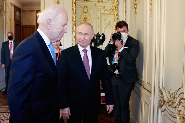 «Конечно, Путин (в центре) с Байденом (слева) о чем-то договорились. Потому что есть такой факт, как завершение «Северного потока-2» практически без санкций. Полагаю, что договоренности двух президентов были такого рода»