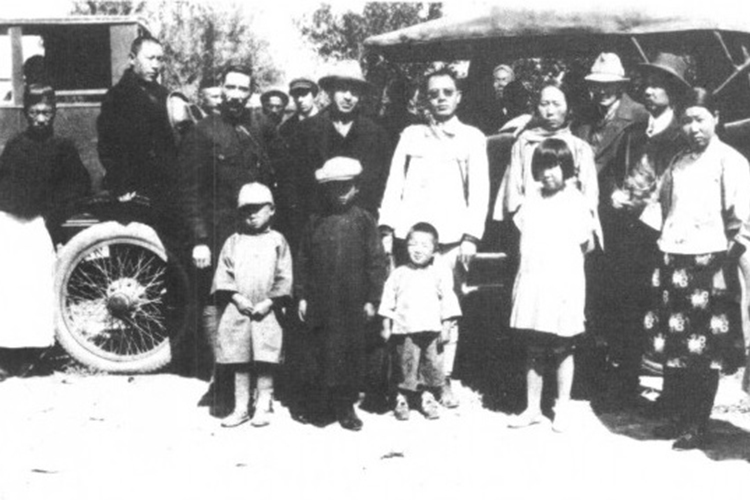 Бурхан Шахиди и первый автомобиль в Синьцзяне