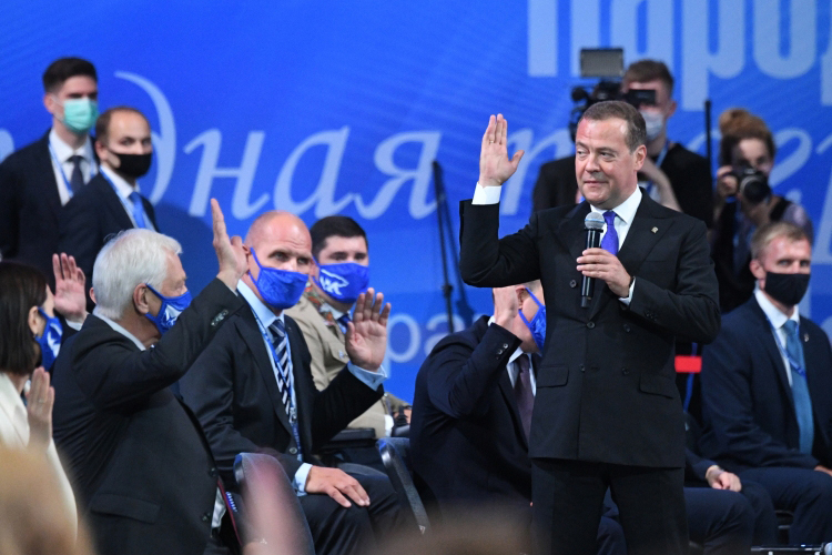 «Представьте, если бы Медведев (справа) вышел под софиты и начал бы кричать на пару с Турчаком, как «мы всех жахнули»! Его бы просто в очередной раз подняли на смех. И встал бы вопрос, кто кого вообще жахнул»