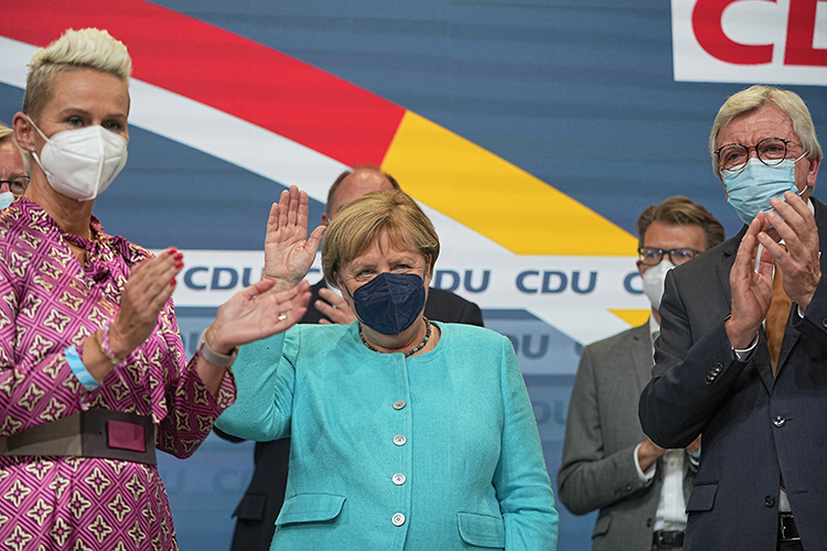 Согласно предварительным данным, после обработки 100% бюллетеней СДПГ побеждает с 25,7% голосов, ХДС Ангелы Меркель на второй позиции с 24,1%