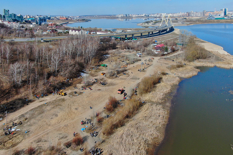 Создание новых парков вдоль Казанки сопровождается экологическими акциями. Так, с весны силами 2 тыс. волонтеров в столице РТ очистили 27 км берега реки. На мусорные полигоны отвезли 3,5 тыс. мешков мусора