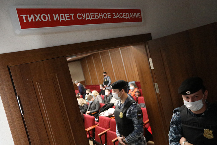Первое предварительное заседание по делу ОПГ «Тукаевские» было закрытым, но прессе все же удалось протиснуться в зал до начала слушаний