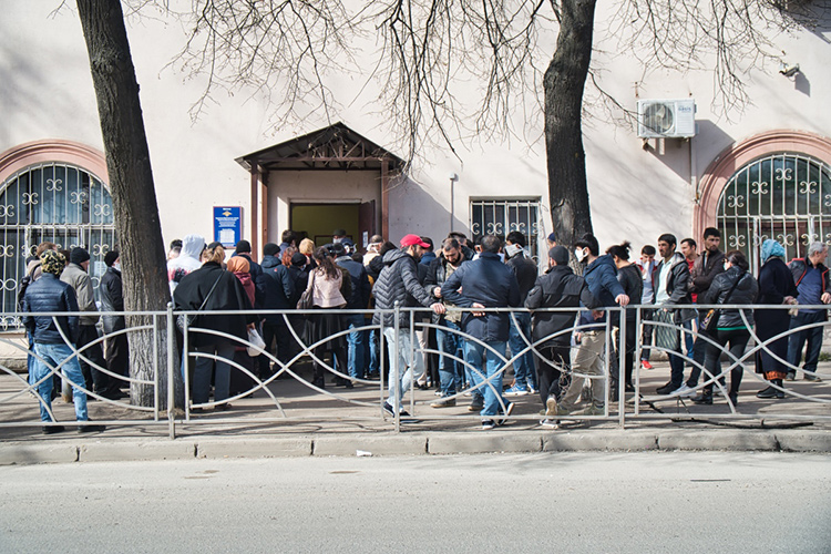 В марте огромная очередь скопилась у здания УФМС по РТ на улице Гаврилова. В результате в июне действие моратория продлили, но в начале сентября ситуация повторилась