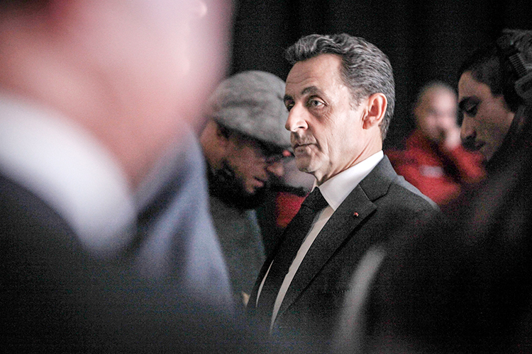 Экс-президента Франции Николя Саркози приговорили к 1 году тюрьмы. При этом он будет отбывать наказание вне исправительного учреждения — дома под электронным наблюдением