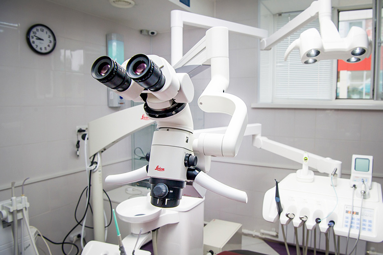 Применение микроскопа в лечении зубов дает возможность сократить количество удаляемых живых тканей, превращая работу стоматолога в ювелирную