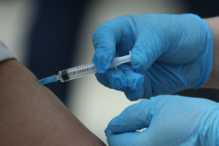 «Надо сопоставлять риск от вакцины и от самого заболевания, который очень высокий»