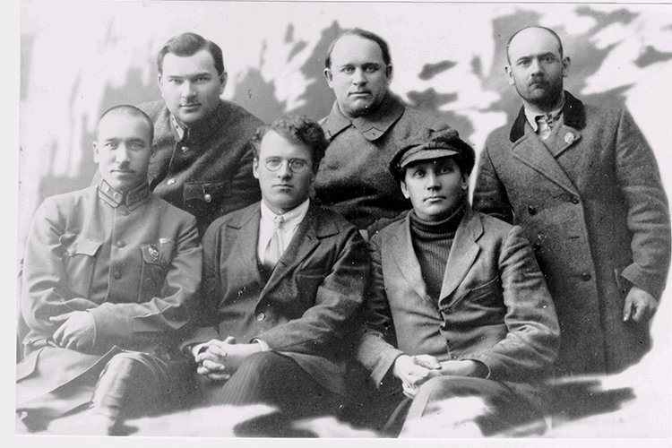 Участники Октябрьского вооруженного восстания. В первом ряду сидят (слева направо) Я. Чанышев,  Грасис, Ежов, Соколов,  Мартынови др. 1927.