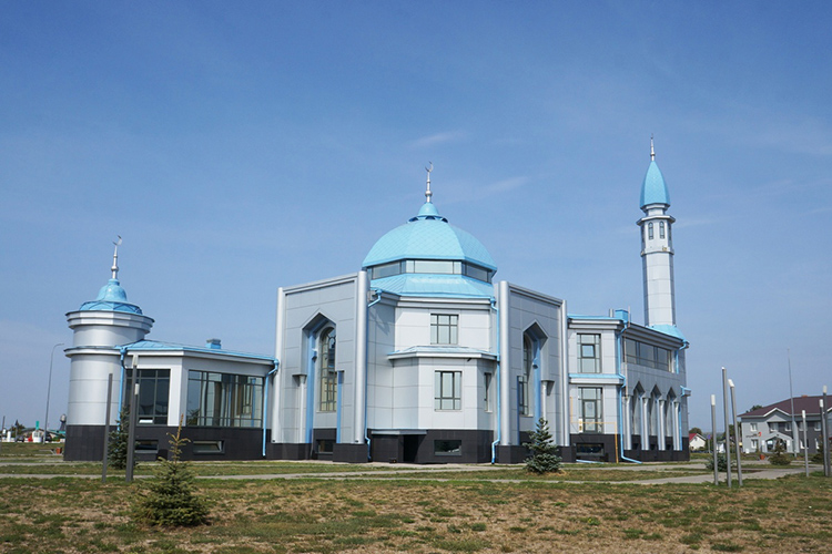 В Муслюмово три мечети. Самая новая Джамигъ (на фото) — современная и стильная. Муллин старался создать условия для того, чтобы в мечеть не стеснялись ходить дети