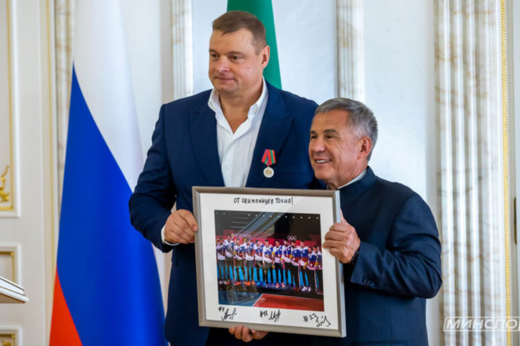 Алекно вручил президенту командную фотографию сборной России на Олимпиаде в Токио с автографами игроков. Сам тренер руководил Ираном