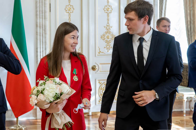 Марта Мартьянова пришла на церемонию вместе со своим мужем Евгением Ломтевым. Пара обручилась в августе в Ярославле