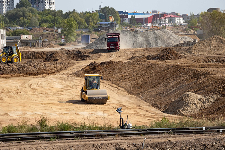 В августе на стройплощадке Вознесенского тракта ежедневно работали 250 рабочих и 90 единиц спецтехники