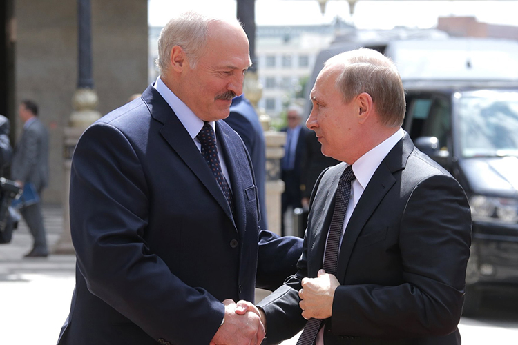 Александр Лукашенко сегодня поздравил Путина дважды. Сначала заочно — появился текст поздравления. Белорусский лидер обратил внимание на то, что президент РФ беззаветно служит Отечеству и создает условия для поступательного роста экономики и благосостояния россиян