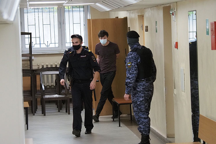 Первым в суд привели 22-летнего Руслана Нургалиева. Высокий парень очень старательно прятал лицо от журналистов