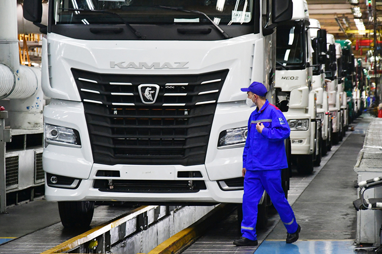Президент отдельно поблагодарил КАМАЗ, как лидера автомобилестроения и озвучил его планы по выпуску нового поколения грузовиков и тяжелых карьерных самосвалов