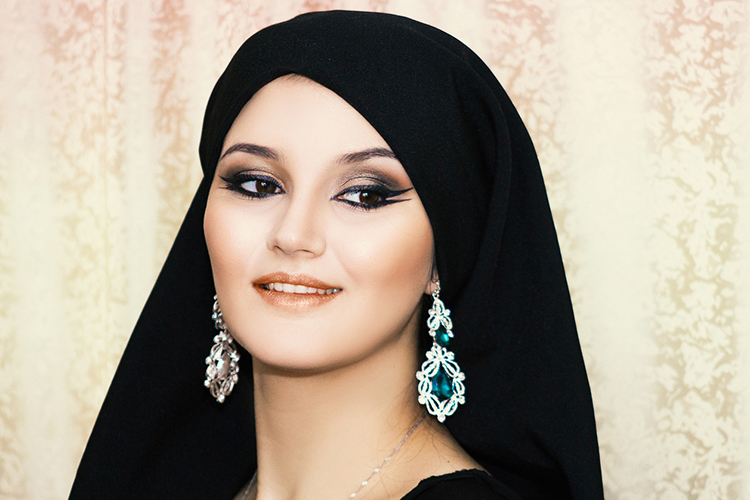 «Рыночный ислам» воплотился и в индустрии мусульманской красоты, которая нынче дает абсолютно все для фифочек в хиджабах: и бутики стильной мусульманской одежды, и показы исламской моды на подиуме, и даже специальный лак для ногтей, который пропускает воду и потому не препятствует совершению ритуального омовения