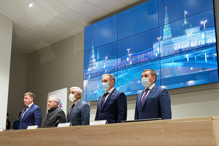Внеочередная сессия райсовета открылась исполнением гимнов, причем поочередно трех: России, Татарстана и Высокогорского района