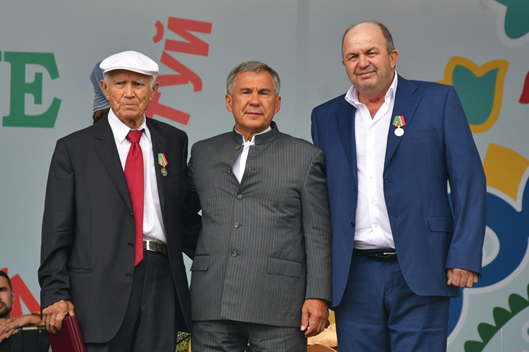 Ильгиз Исламов (справа) — известный в масштабах России производитель сельскохозяйственной техники. Его ООО «ПК «Агромастер» (бренд Agromaster) делает посевные комплексы и почвообрабатывающие агрегаты, самосвалы, прицепы, тракторы и самоходные машины