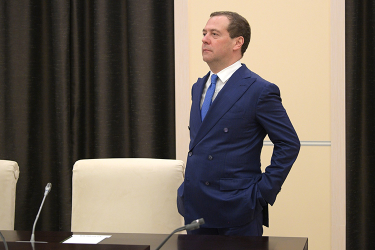 Дмитрий Медведев пытается трансформировать свой имидж политика в сторону интеллигентного силовика
