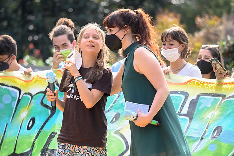 Шведка Грета Тунберг (слева) прониклась темой изменения климата и стала устраивать эко-забастовки