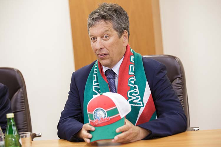 Президент казанского клуба Наиль Маганов выступил с заочным комментарием: «Мы с энтузиазмом приняли предложение Лиги провести матч против «Авангарда» в Дубае»
