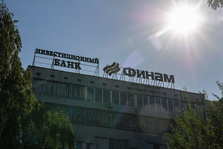 «ФИНАМ», одна из крупнейших инвестиционных групп в России с более чем 26-летней историей, предлагает широкую линейку инвестиционных и финансовых услуг и массу полезных опций для комфортного старта в инвестировании