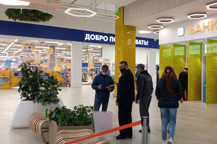 В Kazan Mall невакцинированные тоже смогут попасть в гипермаркет «Лента» и даже в целый ряд других объектов: сети салонов связи, аптеку, зоомагазин и т. д. Но два выхода в основные торговые залы заблокированы охраной