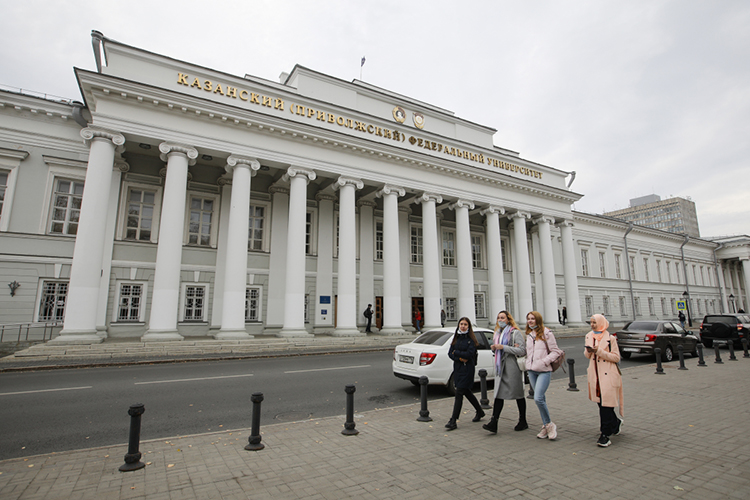 «В Казанском федеральном университете обучается порядка 10,5 тысяч иностранных студентов (в России находятся 8,5 тысяч). Из них от коронавирусной инфекции привито уже более 2 тысяч человек»