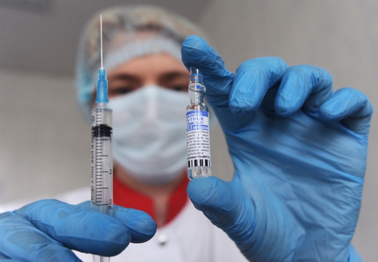 Всего, по данным минздрава РТ, поставить платную вакцину предлагают более 34 лечебных заведений в Татарстане, из них 11 клиник в Казани
