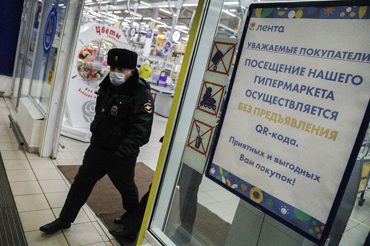 В 19:00 к гипермаркету «Лента» на Адоратского подъехал «ПАЗ», «заряженный» полицейскими