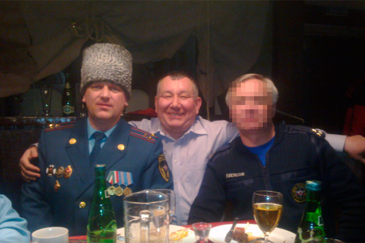 Собеседники, близкие к ходу расследования, рассказывают, что Галкин (слева) якобы создавал бизнесмену Вячеславу Алчину (в центре) «тепличные условия» для того, чтобы деньги уходили налево