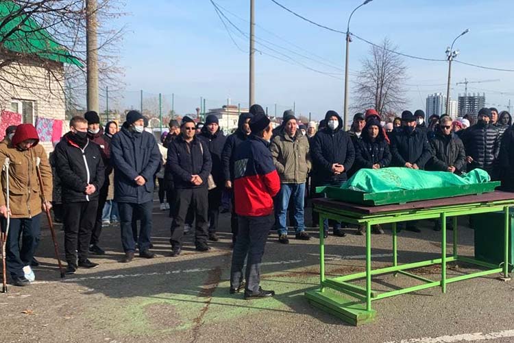 «Кызым, ты же даже не выросла еще…»: в Челнах похоронили 22-летнюю жертву взрыва газа Аделину Загриеву