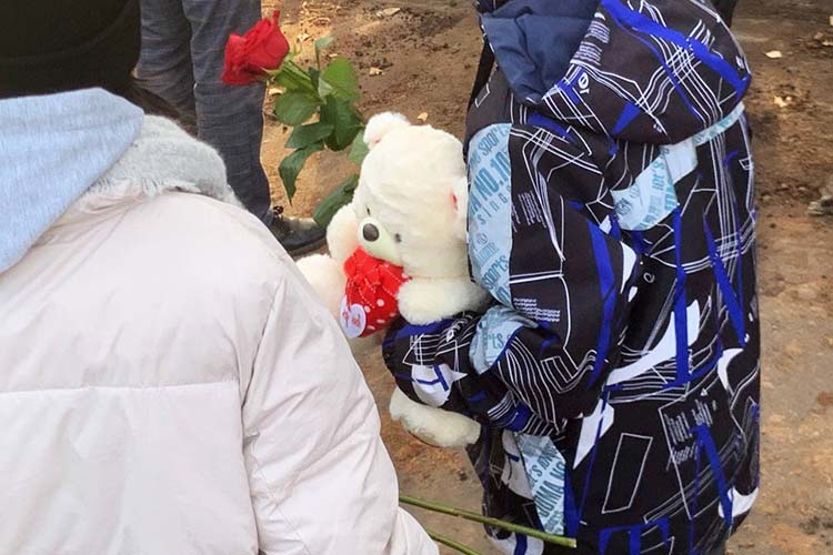 Братья и сестры девушки пришли на кладбище со цветами и положили к могилке плюшевого мишку: «Мы будем по тебе скучать»