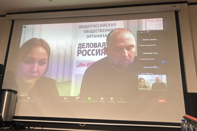 Максим Федоров (справа): «У нас предприниматели стали заложниками, то есть мы должны увеличить штатное расписание свое, внести дополнительные единицы, никто не хочет стоять «гестаповцами», проверять QR-коды»