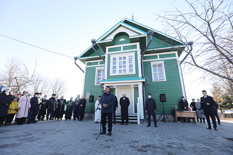 Сегодня совершить первый пятничный намаз в отреставрированной мечети в деревне Большая Елга Рыбно-Слободского района приехал Рустам Минниханов