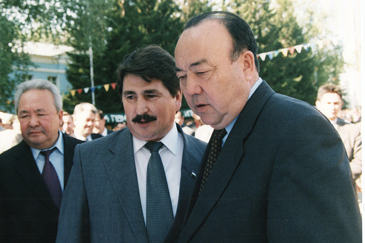 Муртаза Рахимов (справа) многое сделать для строительства башкирской нации. Тем не менее, окончание его правления были омрачены скандалами. А самое главное потерей нефтехимических комплексов, а позже «Башнефти»