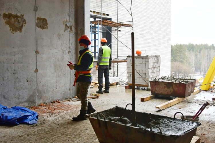 Цемент – один из основных материалов, который используют практически на всех этапах строительства: начиная от монтажа фундамента и заканчивая внутренней отделкой стен. Стоимость цемента с апреля по октябрь выросла на 25%, и тренд на повышение сохраняется