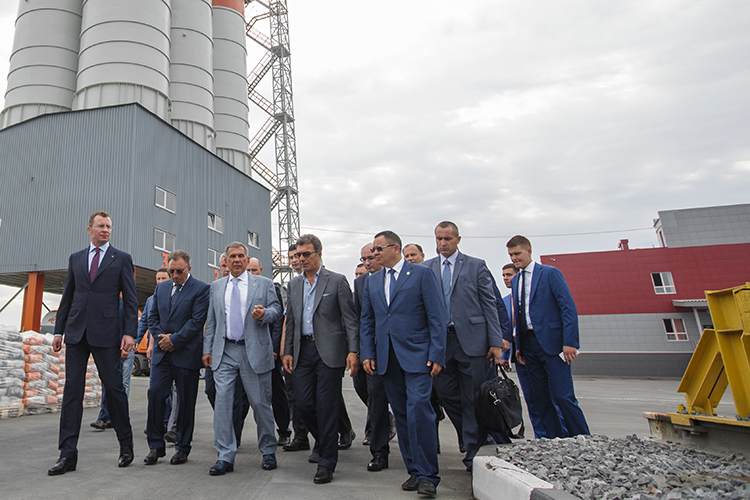 Цементный терминал «Евроцемент груп» в Казани открылся в 2016 году — тогда на церемонию с участием Рустама Мининханова приехал теперь уже экс-владелец компании Филарет Гальчев (второй справа)