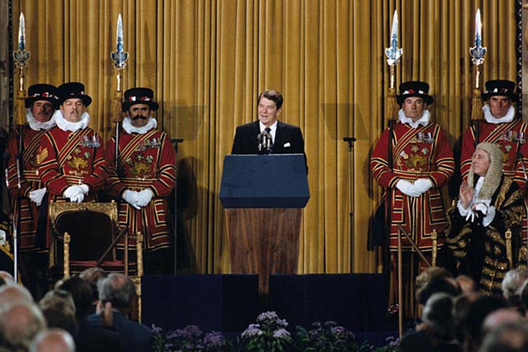 Именно «калифорнийский клан» ВПК привел к власти в 1981 году Рональда Рейгана, который во время первого президентского срока должен был максимально ослабить Союз