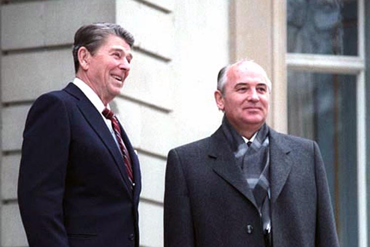 «Кланы Рокфеллера и Рейгана (с опорой на консерваторов в Британии) сошлись в одном — к высшей власти в СССР надо привести прозападно настроенных лидеров», — уверен Раззаков. Именно таким человеком он называет Михаила Горбачева