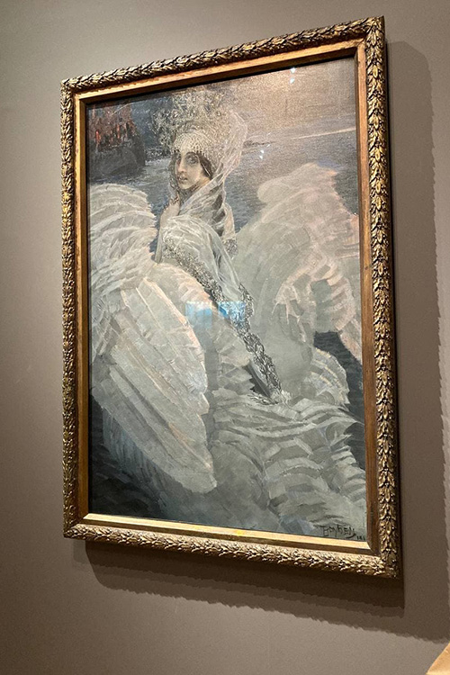 Первым же делом зрителей встречает одна из самых сказочных и удивительных картин Врубеля — его знаменитая «Царевна-лебедь»