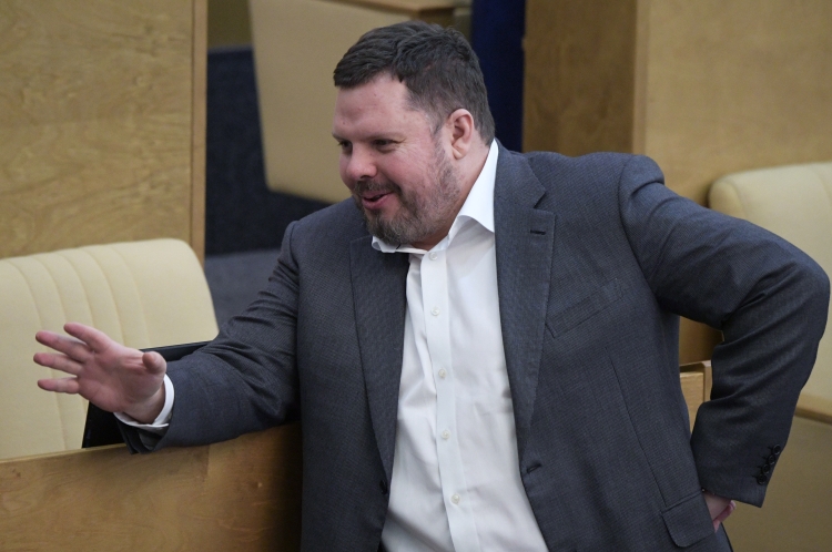 На этой неделе скандал вызвала новость об исключении депутата Госдумы Евгения Марченко из «Единой России». Партийцы остались недовольны тем, что парламентарий, презрев мнение партии, проголосовал против федерального бюджета