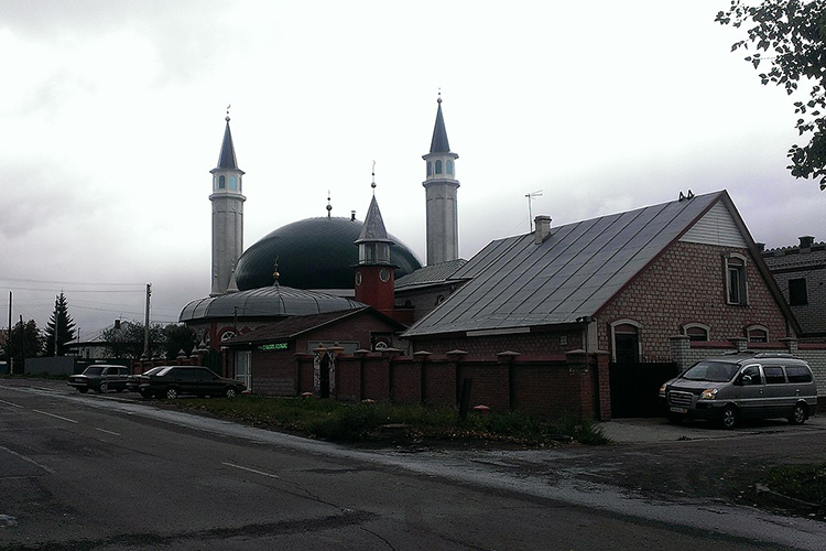 В Барнауле есть Соборная мечеть. Ее строительство начали в 1993 году, а в 2002–2003 годах ее запустили