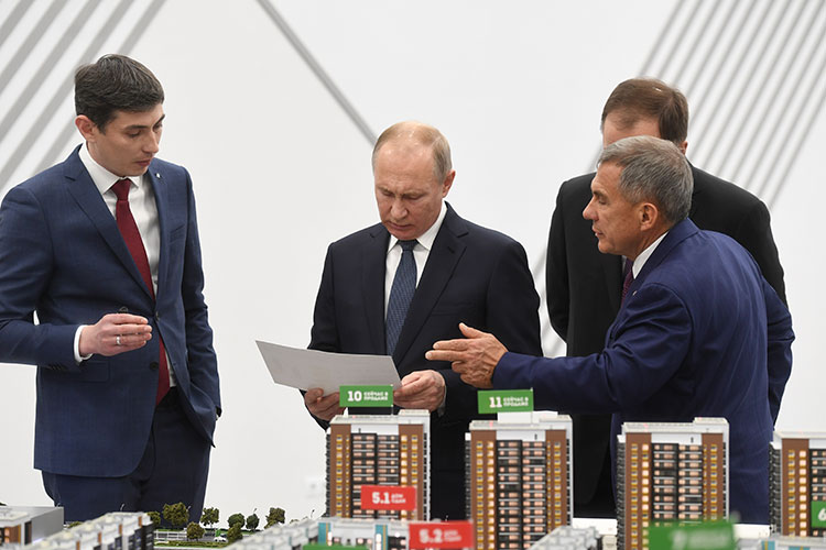 Президенту Татарстана доверено курировать внешние связи с исламским миром, через федеральный Госсовет он опекает жилищный нацпроект, да и вообще «татарская партия» все глубже проникает в стройкомплекс